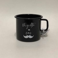 Schwarzer Becher 0,37 l „Moj Ata Car“